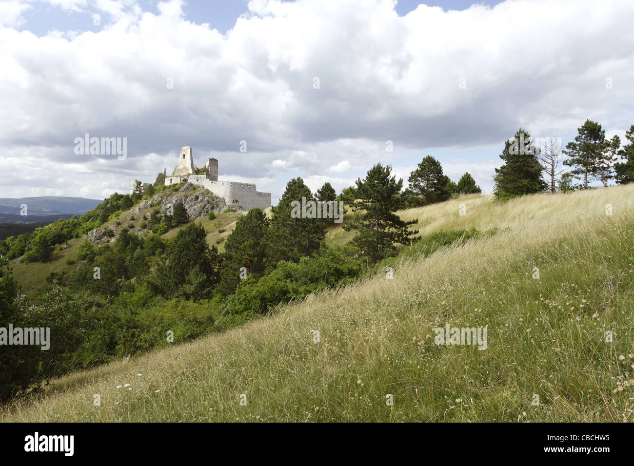 Les ruines du château médiéval de Cachtice dans petites Karpates hills, bien connu comme un accueil de la comtesse Elizabeth Bathory. Banque D'Images