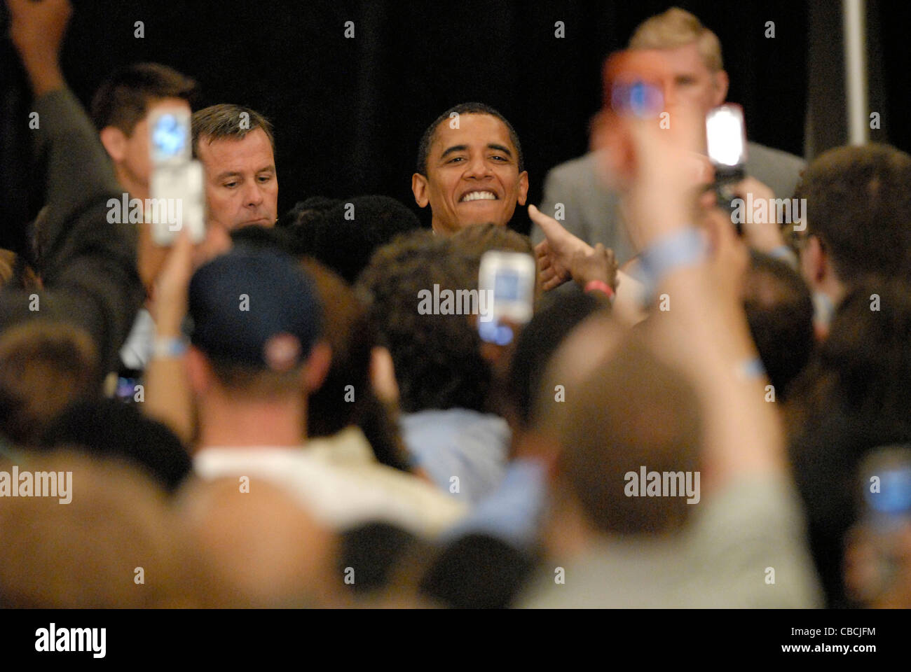 Le sénateur de l'Illinois et le candidat démocrate Barack Obama salue l'auditoire avant de parler Banque D'Images