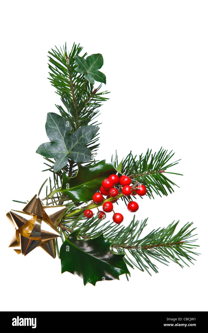 Photo d'une décoration de Noël fait avec Holly, fruits rouges, l'épinette, Ivy et un ruban d'arc, isolé sur un fond blanc. Banque D'Images