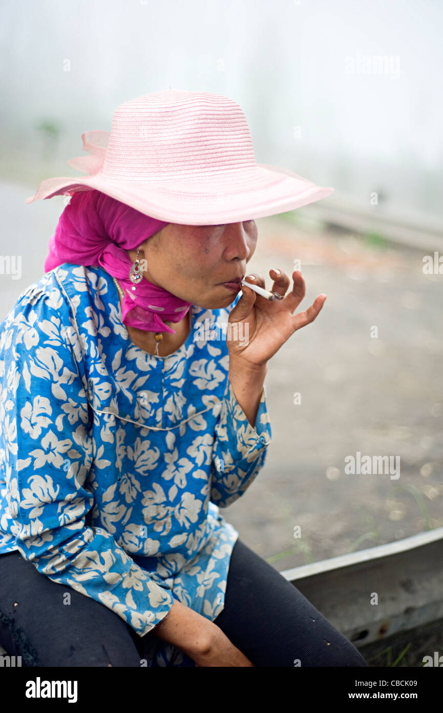 Cigarette femme indonésienne non identifiés. Fumeurs en Indonésie est une pratique commune, que plus de 165 millions de personnes fument Banque D'Images