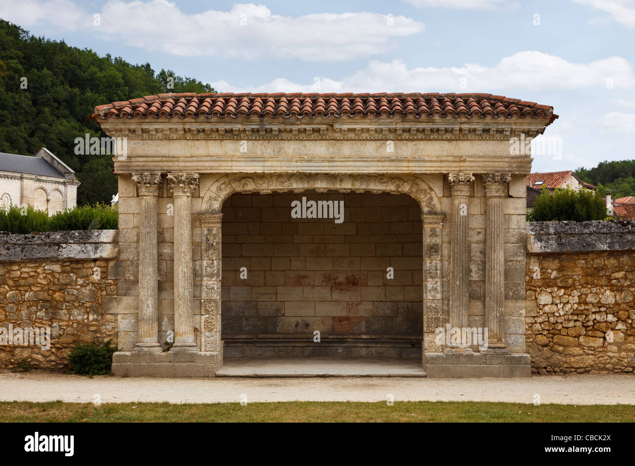 Structure romane dans le jardin des Moines - Jardin Des Moines - à Brantome, Dordogne, France Banque D'Images