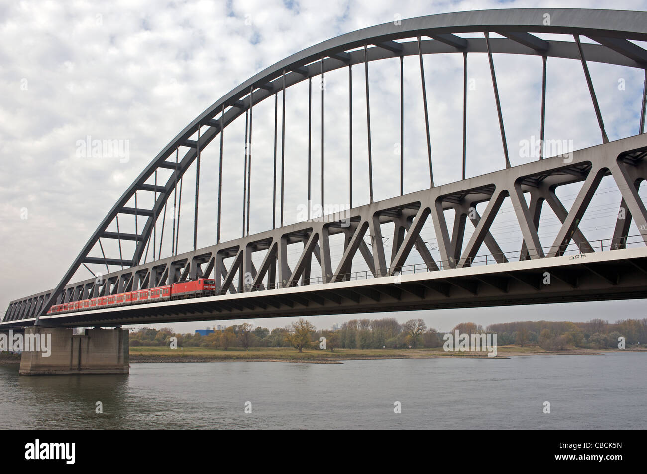 Eisenbahnbrucker marteau pont ferroviaire sur le Rhin, Düsseldorf, Allemagne. Banque D'Images