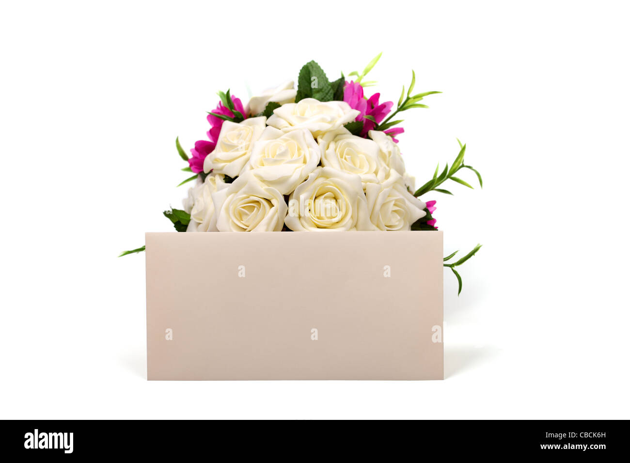 Bouquet de roses et d'enveloppe vide texturé isolé sur fond blanc. Banque D'Images