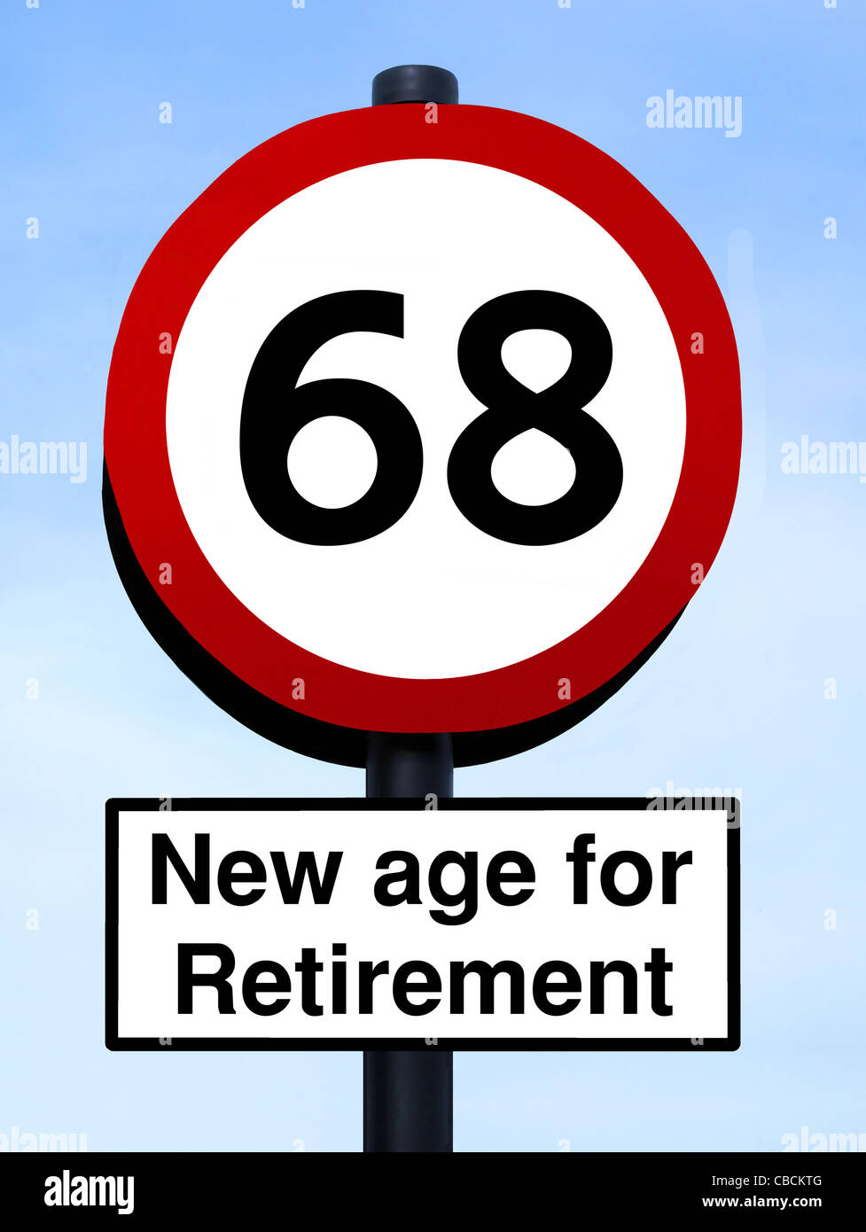 Le nouvel âge de la retraite, 68 roadsign, isolé sur un ciel bleu Banque D'Images