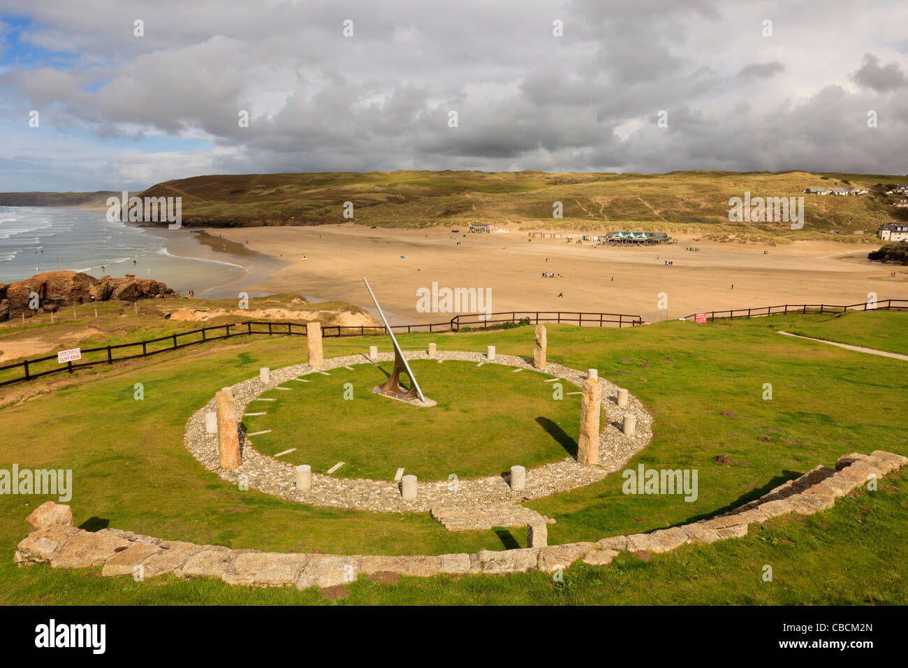 Droskyn Sundial monument du millénaire avec vue sur plage de Perran dans Cornish station balnéaire de Rolvenden Cornwall England UK Banque D'Images