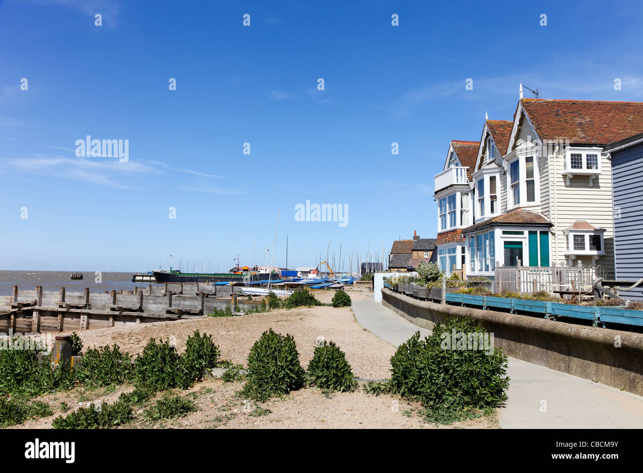 Maisons de bois traditionnelle weatherboarded avec vue sur la mer à Whitstable, Kent, UK Banque D'Images