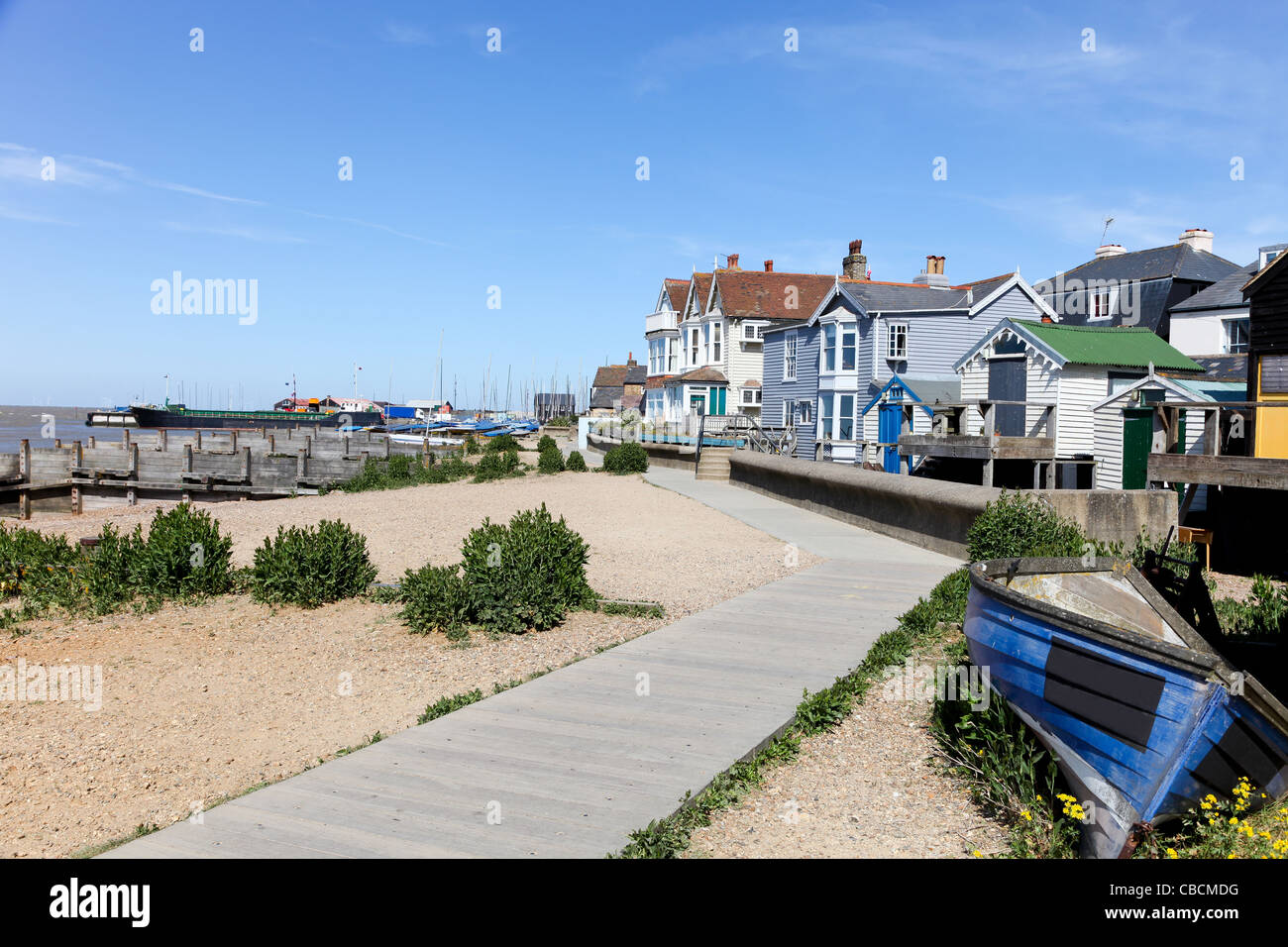 Maisons de bois traditionnelle weatherboarded avec vue sur la mer à Whitstable, Kent, UK Banque D'Images