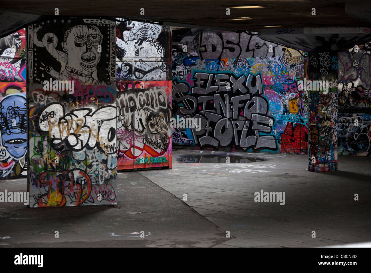 Murs de ciment peints avec des graffitis, Southbank, Londres, Angleterre, Royaume-Uni. Banque D'Images