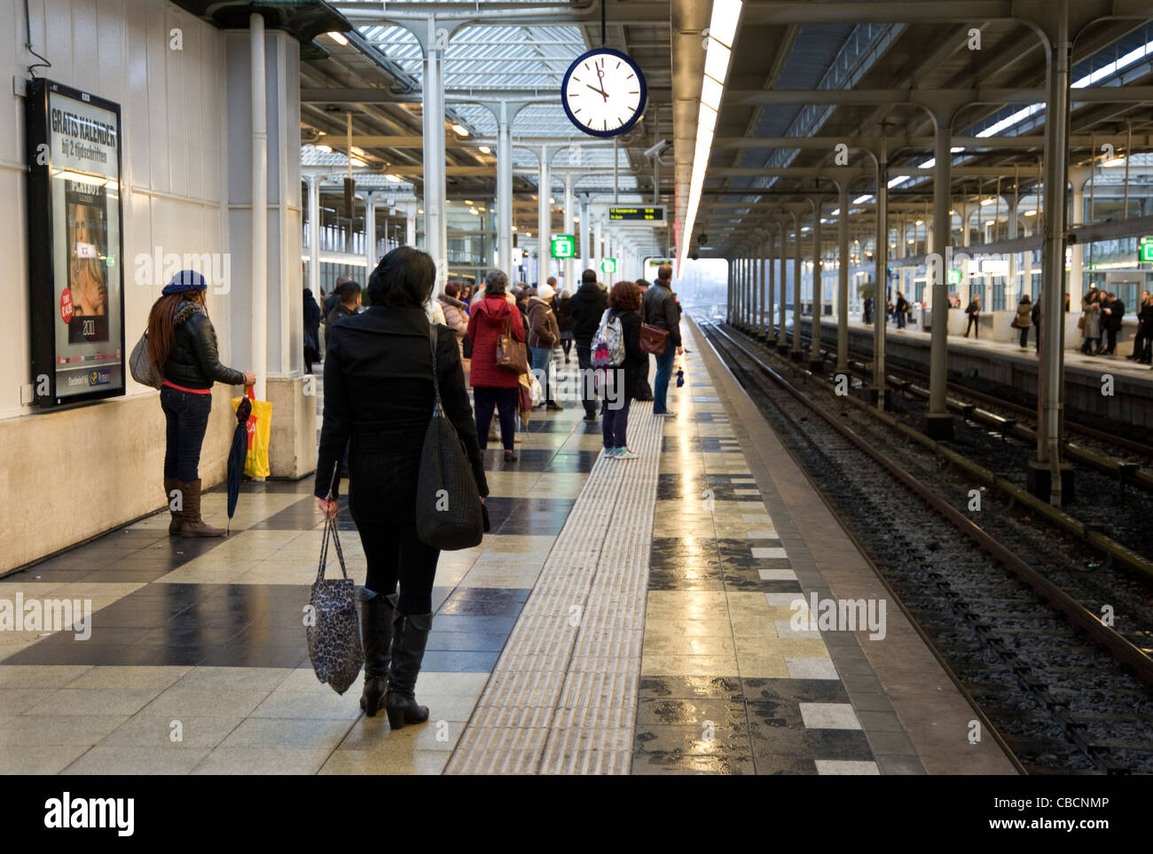 Les gens attendent le train pour arriver à la gare d'Amstel, Amsterdam Pays-Bas Banque D'Images