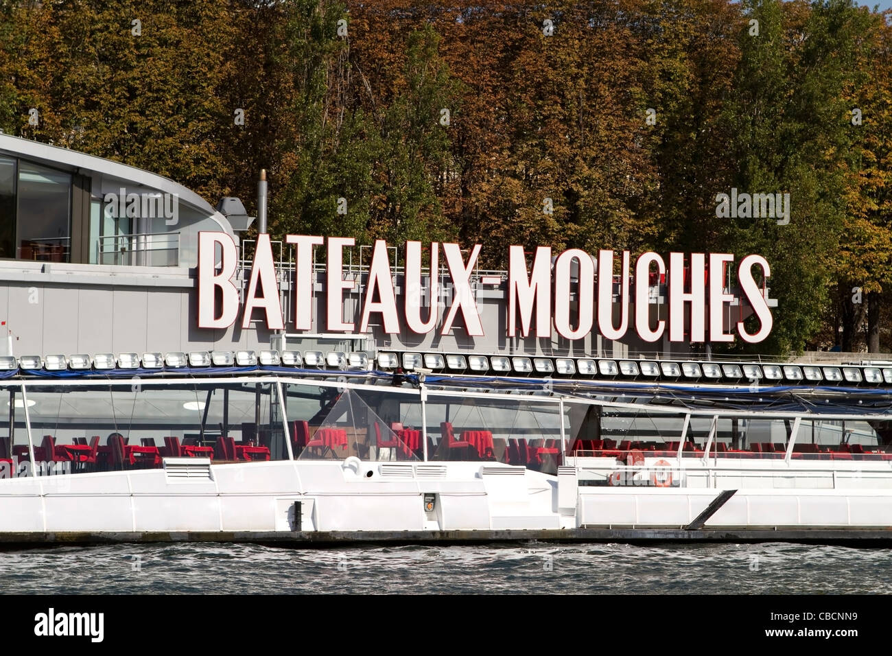 Jetée de Bateaux Mouches sur la Seine à Paris, France Banque D'Images