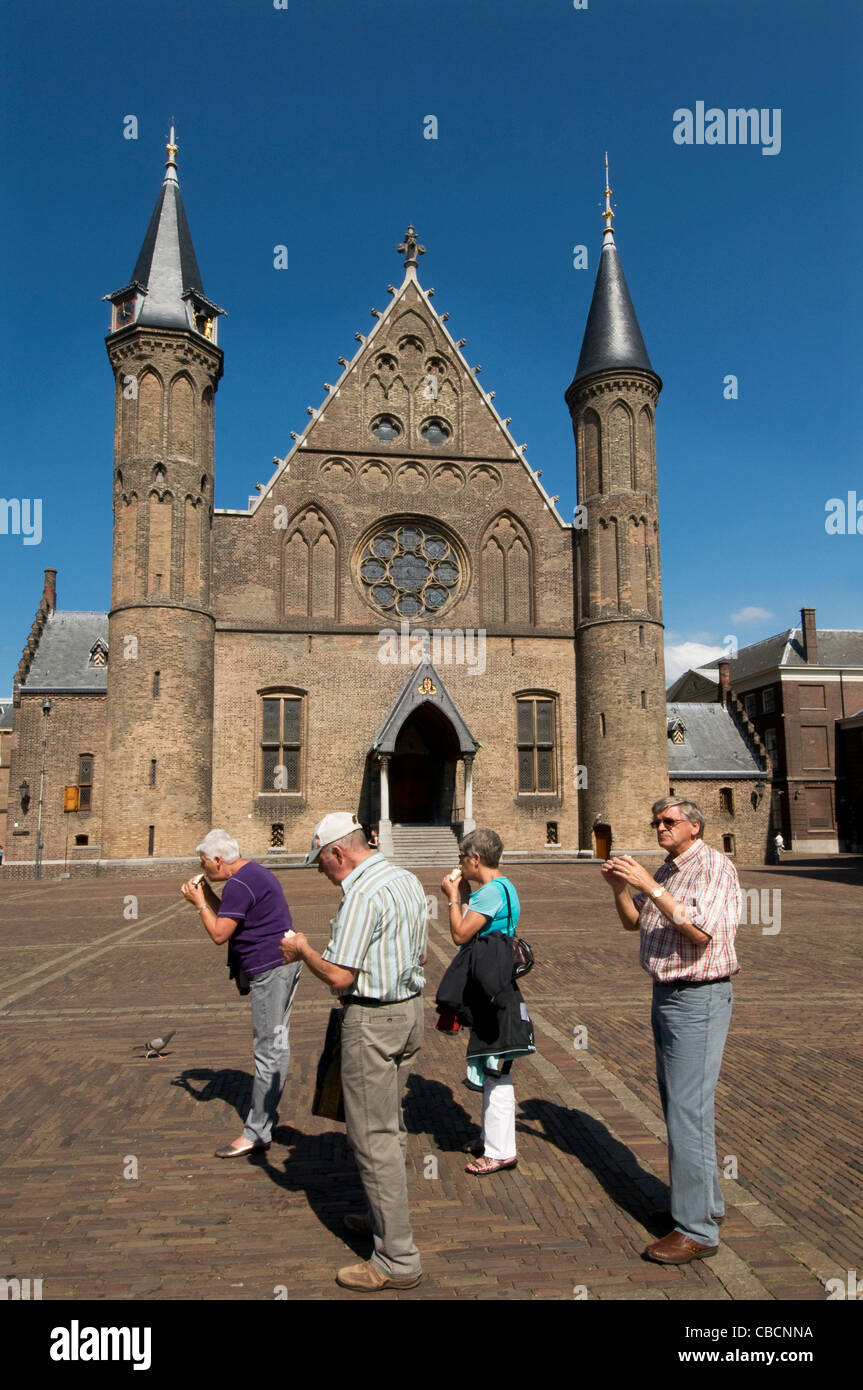 Day-trippers à Binnenhof, le parlement néerlandais à La Haye, Pays-Bas Banque D'Images