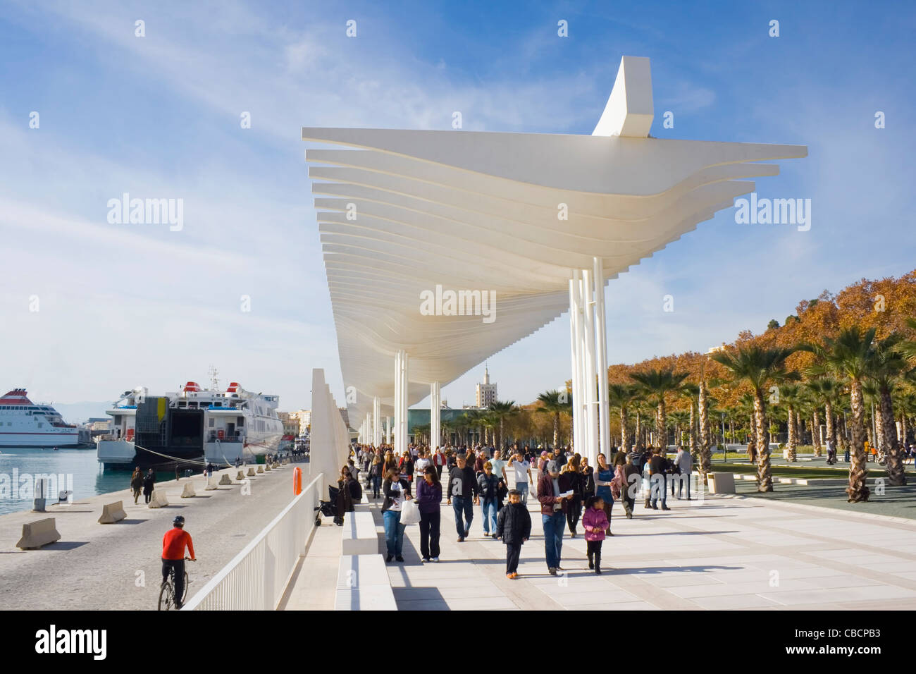 Les gens se promener dans l'hôtel récemment rénové, port de Malaga, Costa del Sol, Andalousie, espagne. Banque D'Images