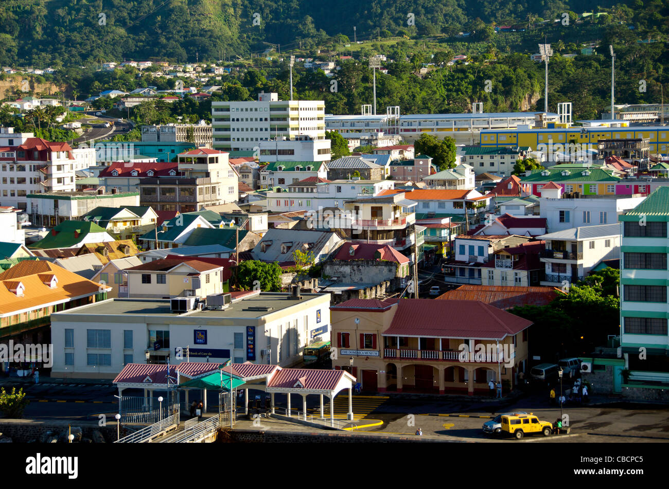 Dominique Roseau aperçu au-dessus de la ville du port de croisière des Caraïbes orientales Banque D'Images