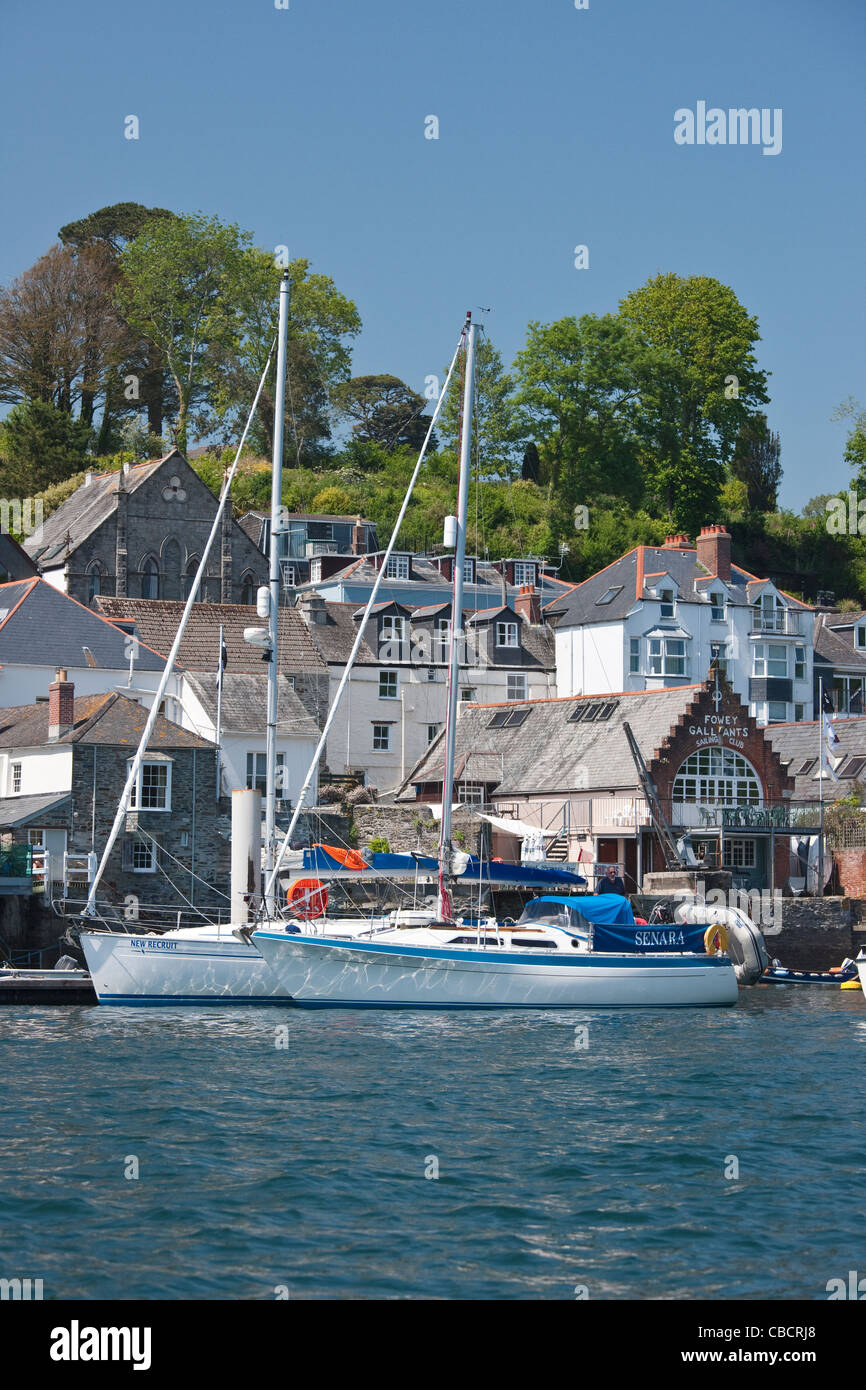 Bateaux amarrés sur un ponton sur le Rivey à Fowey Fowey à Cornwall, England, UK Banque D'Images