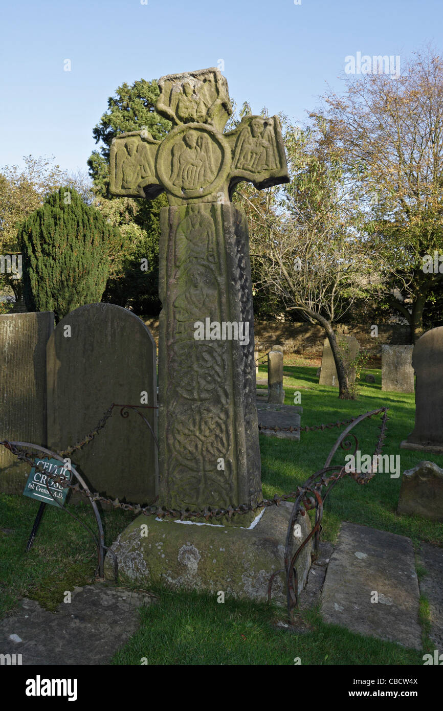 Croix de Saxon du 8e siècle dans le cimetière de l'église Saint-Laurent, Eyam, Derbyshire, Angleterre classé grade I. Banque D'Images