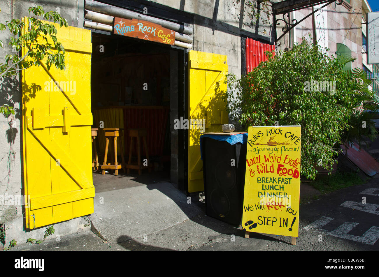 Ruines Rock Cafe entrée avec 'local bizarre & exotique nourriture sauvage, DOMINIQUE Roseau' Banque D'Images