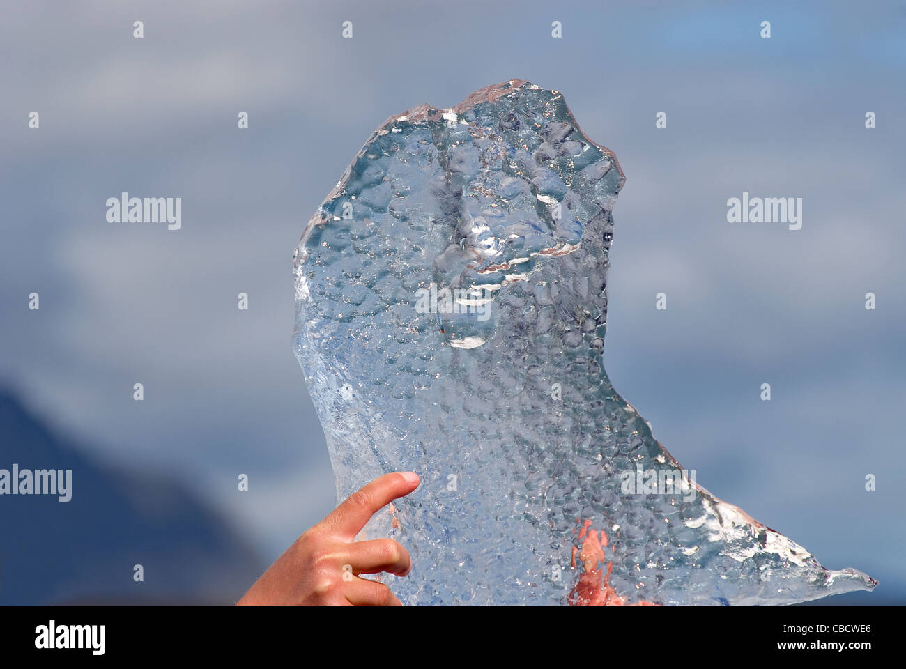 L'Islande, un morceau de glace sur le lac Jokulsarlon tenu dans les mains Banque D'Images