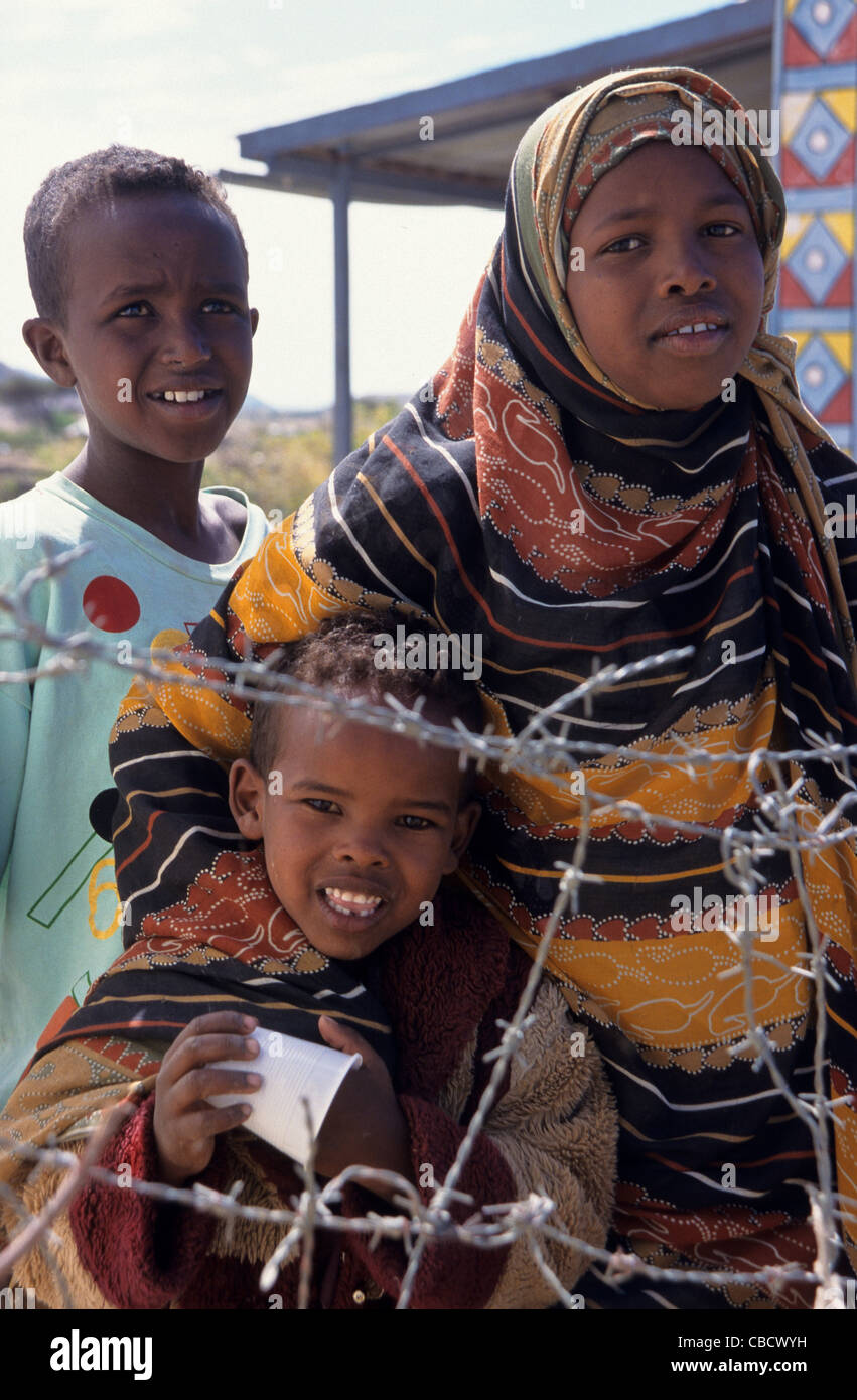 Les enfants de regarder derrière les barbelés Borama Somaliland Banque D'Images