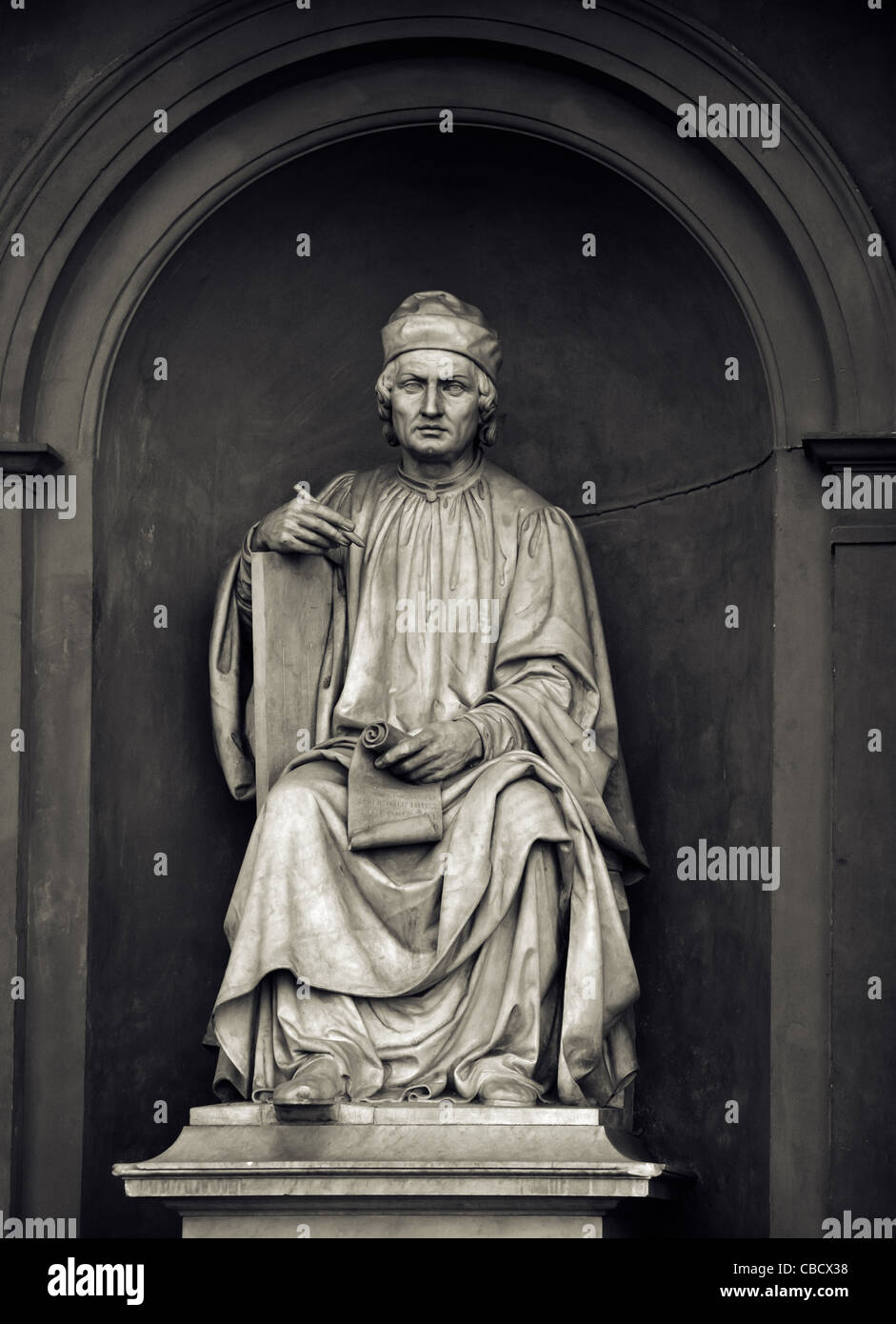 Statue de Arnolfo di Cambio par Luigi, Alain Serres à l'extérieur de la Galerie des Offices, Florence, Italie. Banque D'Images