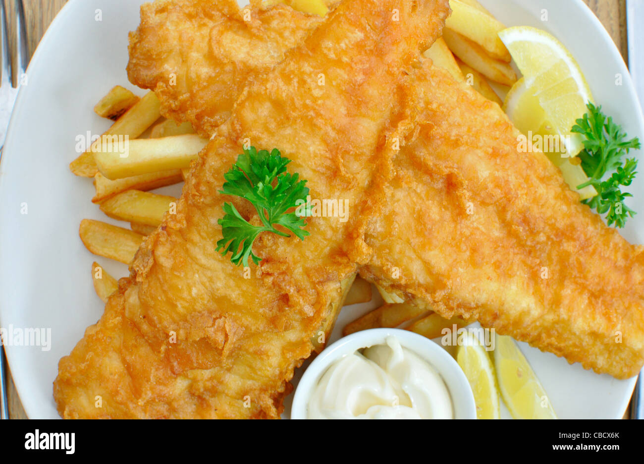 Fish and chips anglais traditionnel repas à emporter Banque D'Images