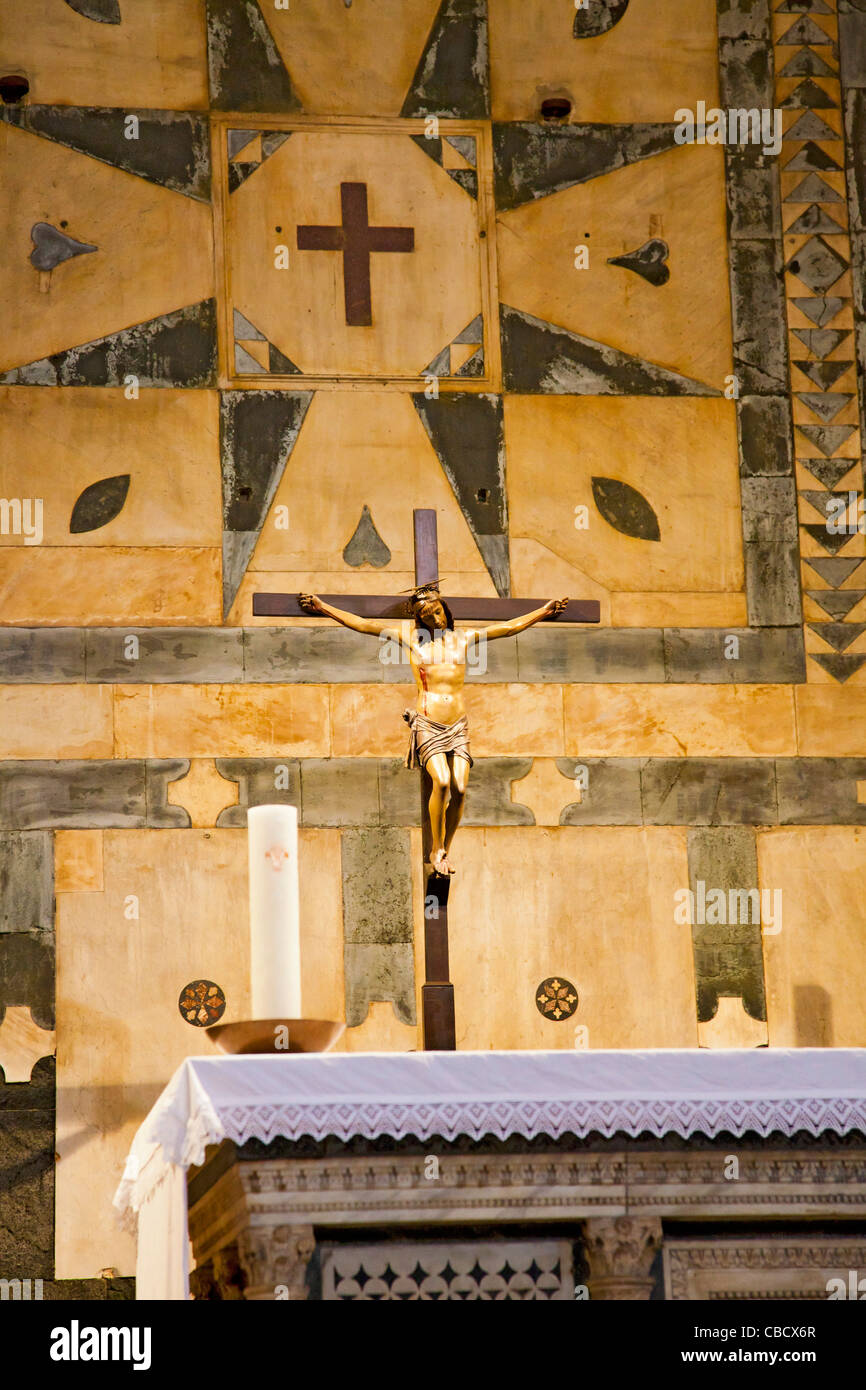 Crucifix et bougie, autel, 11e siècle, le baptistère de Florence Battistero di San Giovanni, dans le complexe Duomo. Banque D'Images