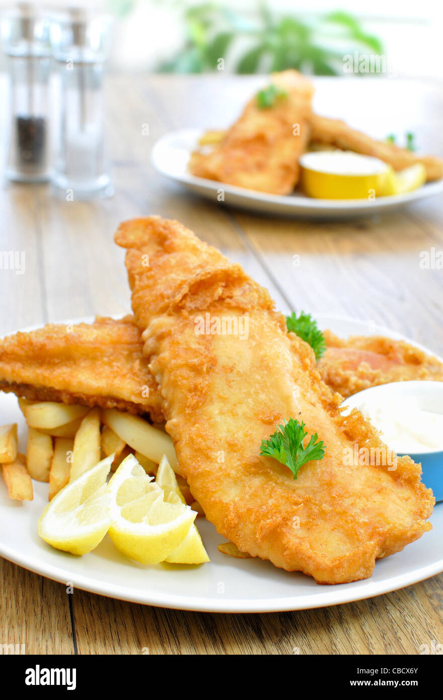 Anglais traditionnel repas de poisson et frites Banque D'Images