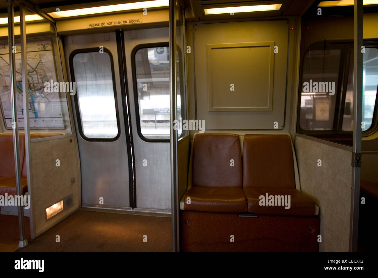 L'intérieur d'un train de métro à l'Aéroport National Ronald Reagan (DCA) Station de métro, près de Washington, DC. Banque D'Images