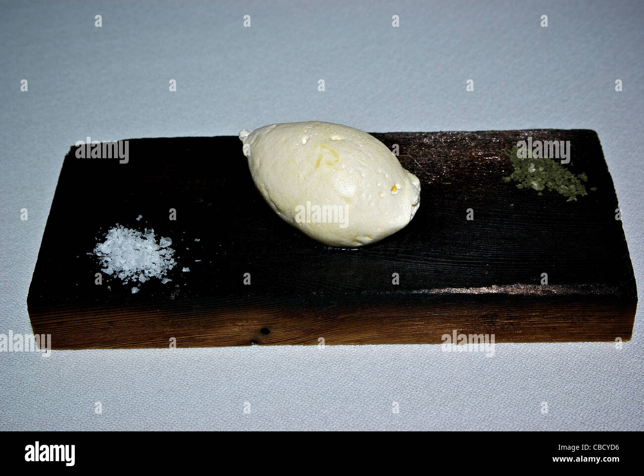 Le beurre fouetté à cristaux granulaires en bois bloc sel de mer servant Banque D'Images