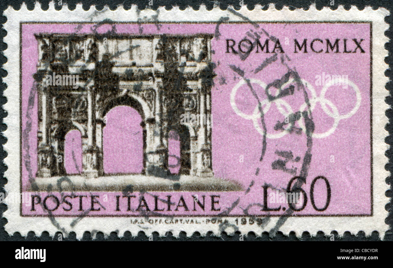Italie - circa 1959 : timbre imprimé en Italie, est dédié à des Jeux Olympiques de Rome, montre l'Arc de Constantin, vers 1959 Banque D'Images