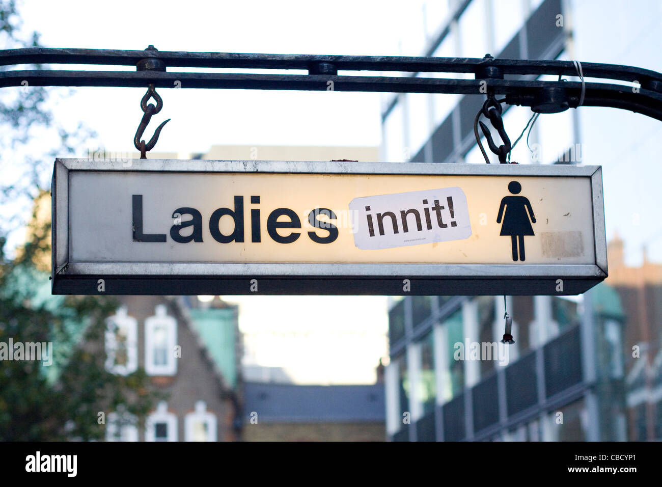 Un signe pour les dames toilettes avec un autocollant disant là Banque D'Images