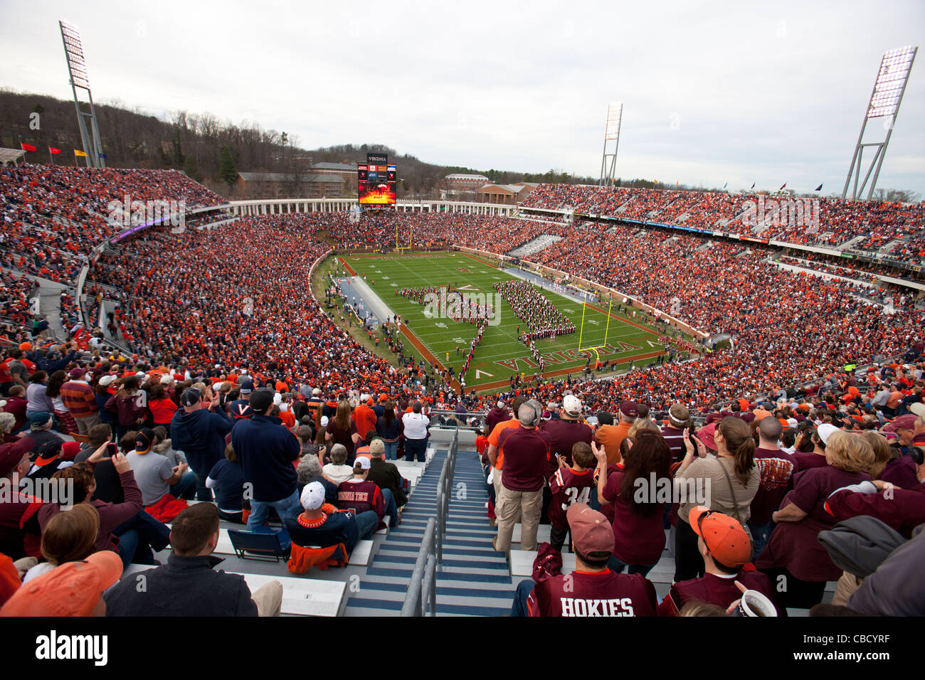 Vue générale de fans assis dans les tribunes avant le match entre le Virginia cavaliers et les Virginia Tech Hokies à Scott Stadium, Charlottesville, Virginie, États-Unis d'Amérique Banque D'Images