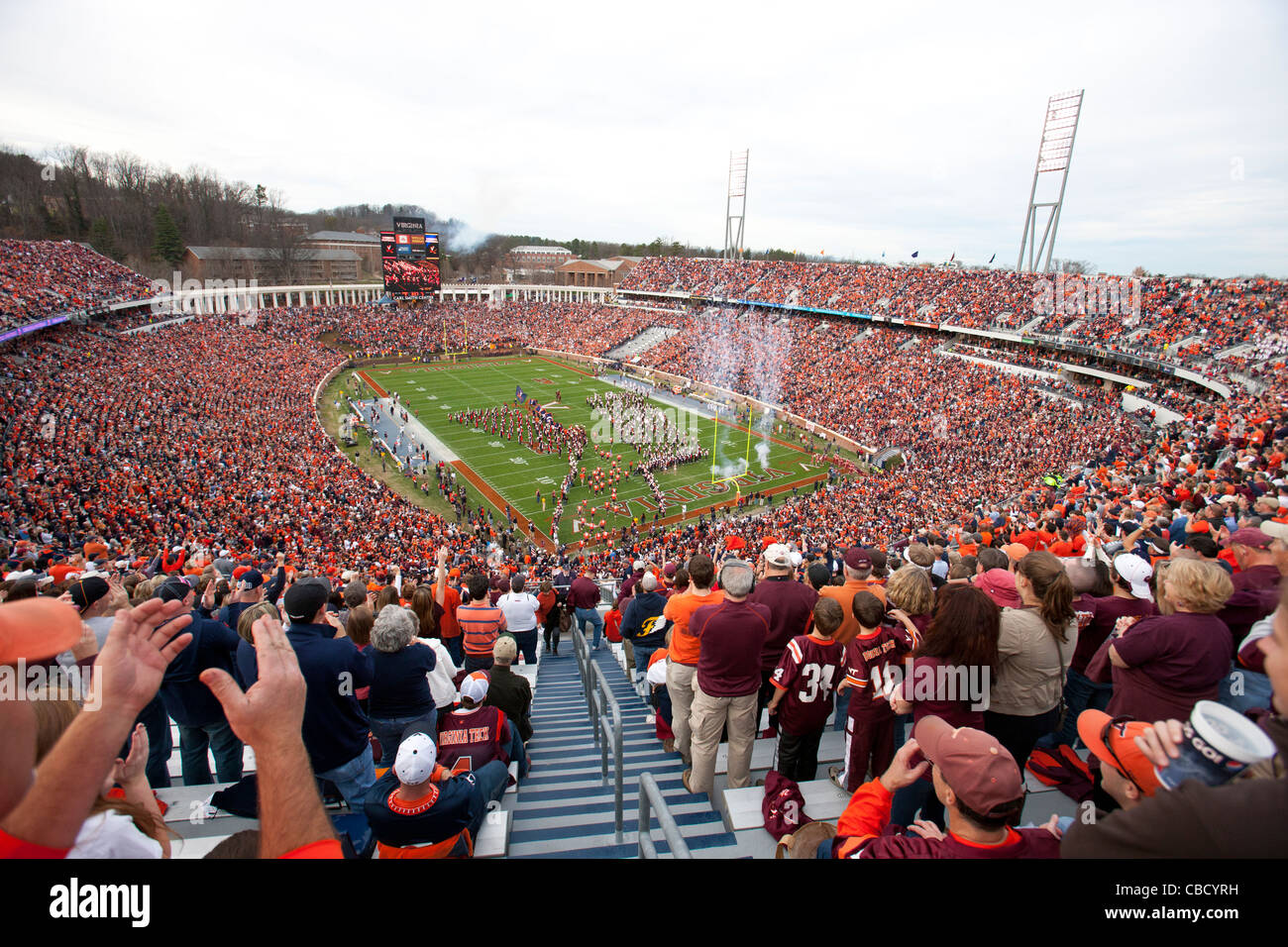Vue générale de fans assis dans les tribunes avant le match entre le Virginia cavaliers et les Virginia Tech Hokies à Scott Stadium, Charlottesville, Virginie, États-Unis d'Amérique Banque D'Images