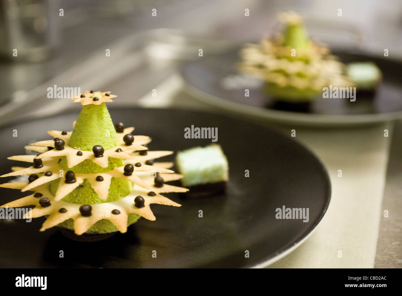 Dessert gastronomique en forme d'arbre de Noël Banque D'Images