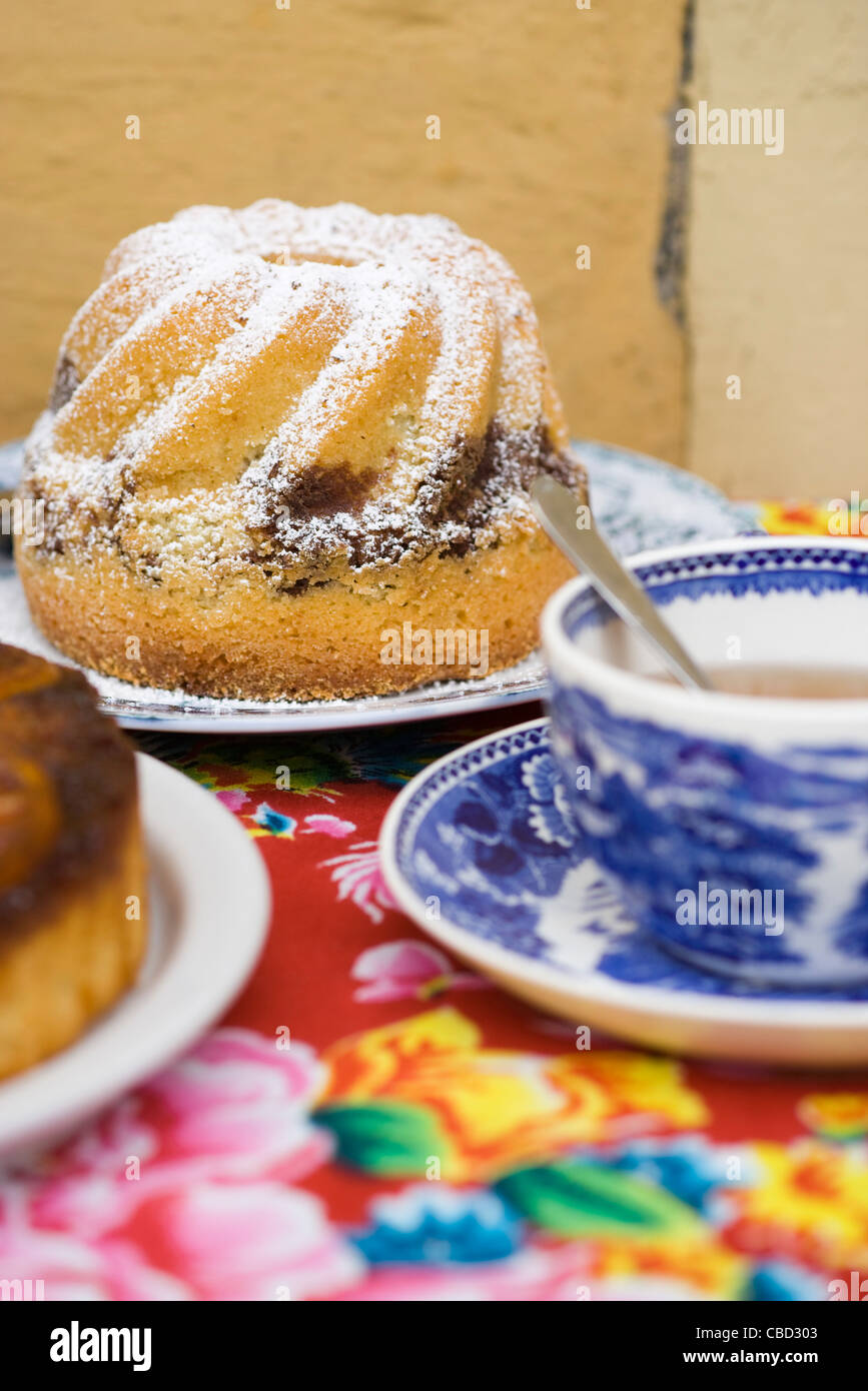 Thé et gâteau bundt Banque D'Images