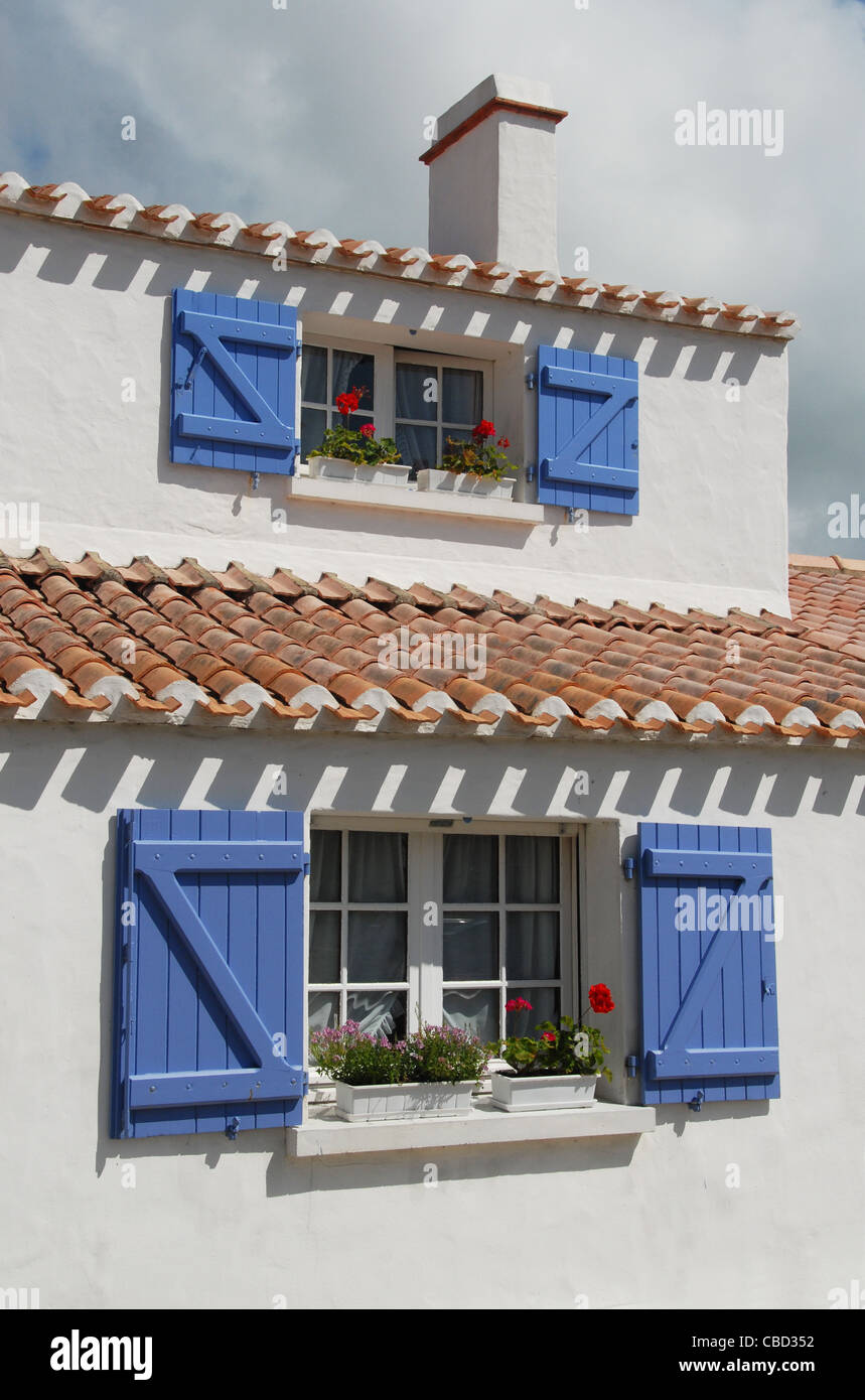 L'île de tradtional typique à la maison avec des volets bleus,, des murs blancs, et d'argile rouge sur l'île de Noirmoutier en Vendée Banque D'Images