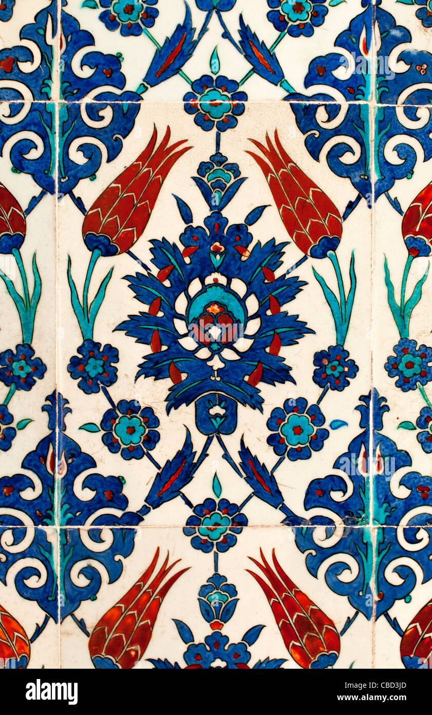 Avec la conception d'Iznik tulipe, minaret de la Mosquée Bleue, Eminonu, Istanbul, Turquie Banque D'Images