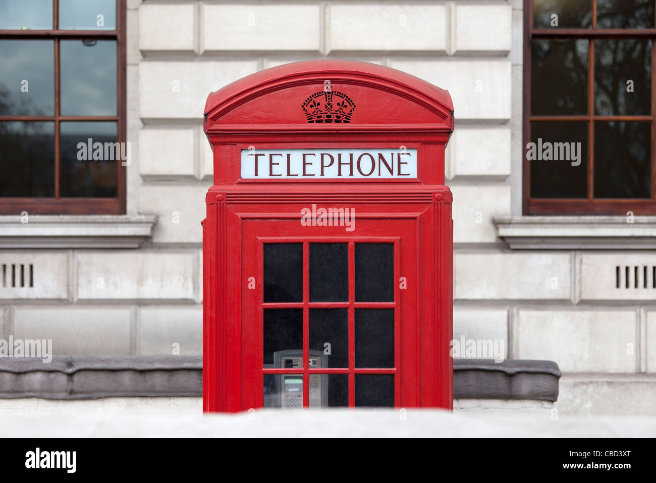 Boîte de téléphone rouge on city street Banque D'Images