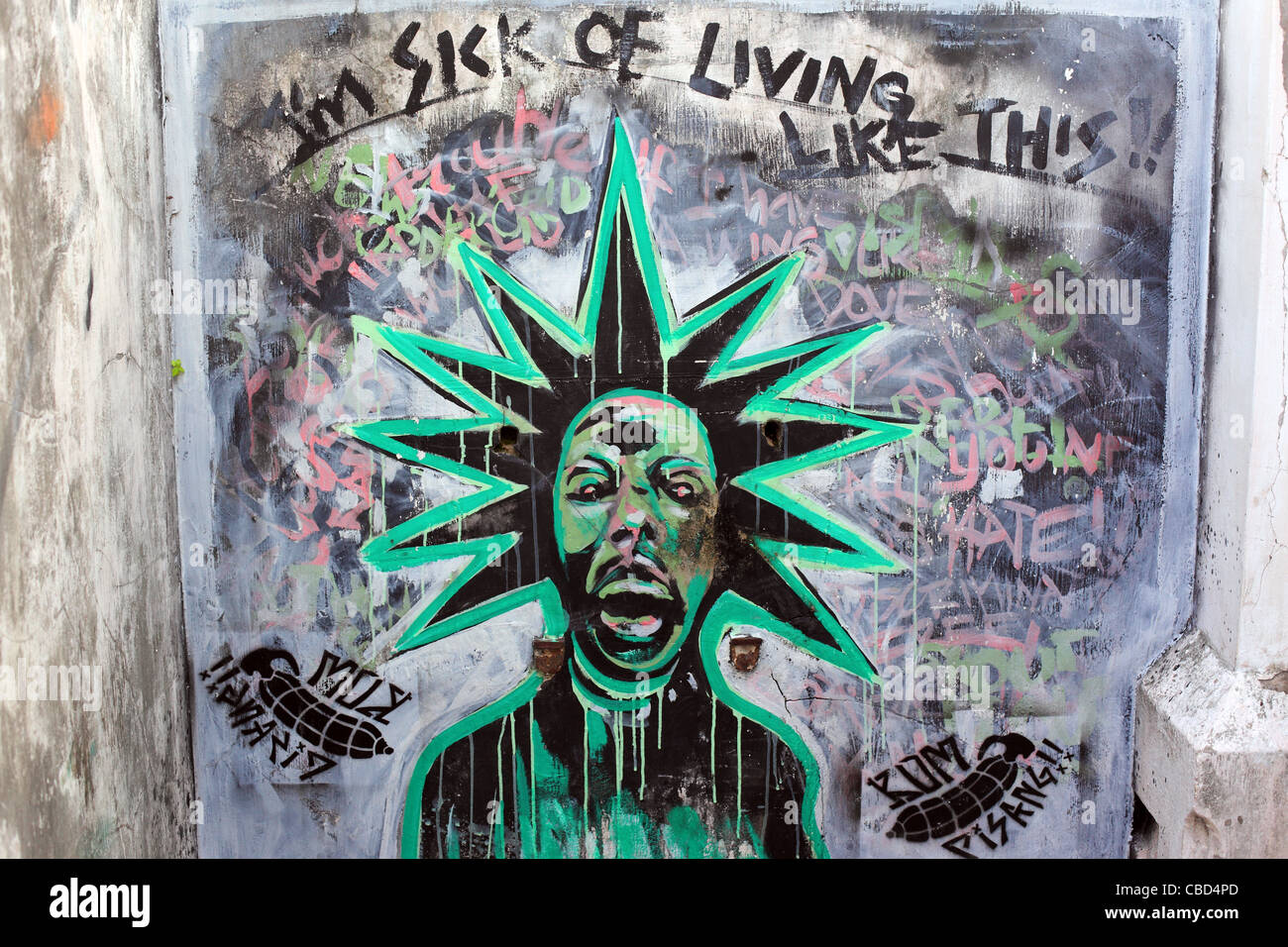 Street art Graffiti bâtiment démoli sur place représentant un punk assez de sa façon de vivre. Kota Kinabalu, Sabah, Bornéo Banque D'Images