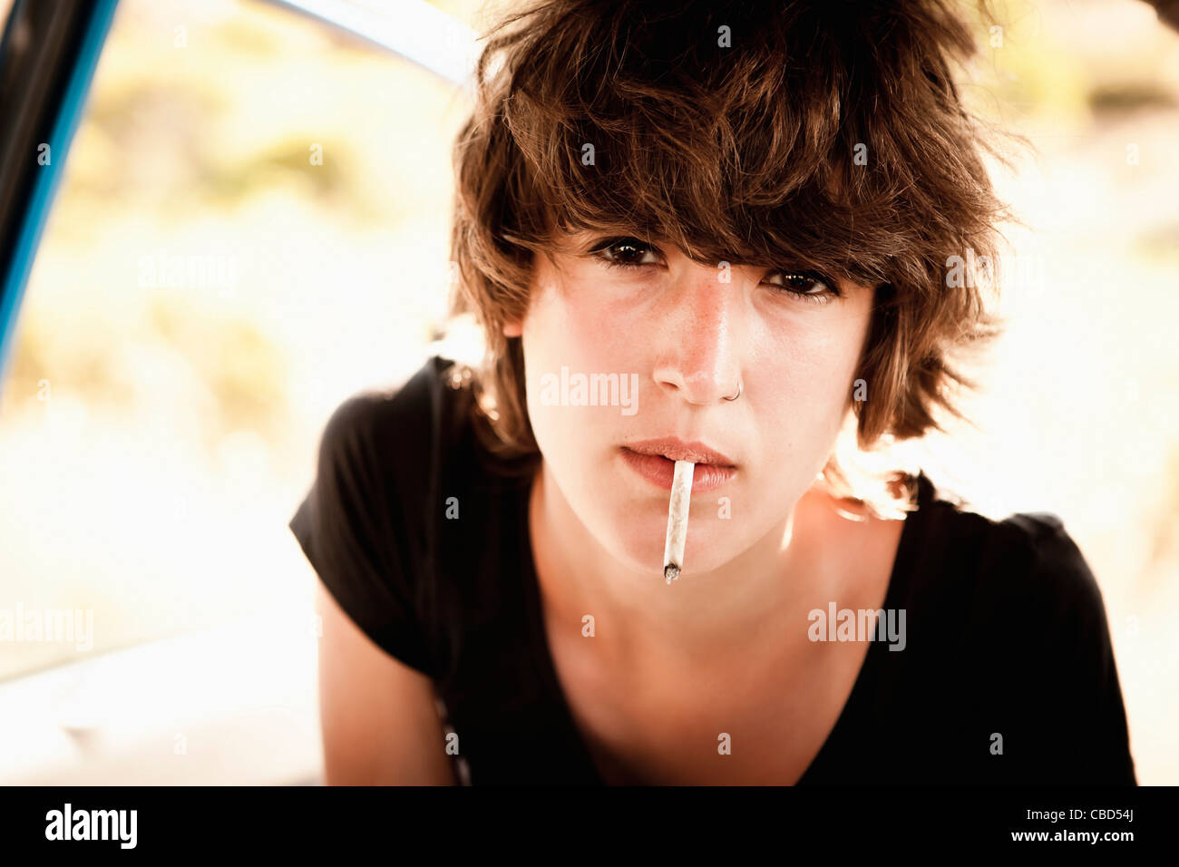 Femme cigarette à l'extérieur Banque D'Images