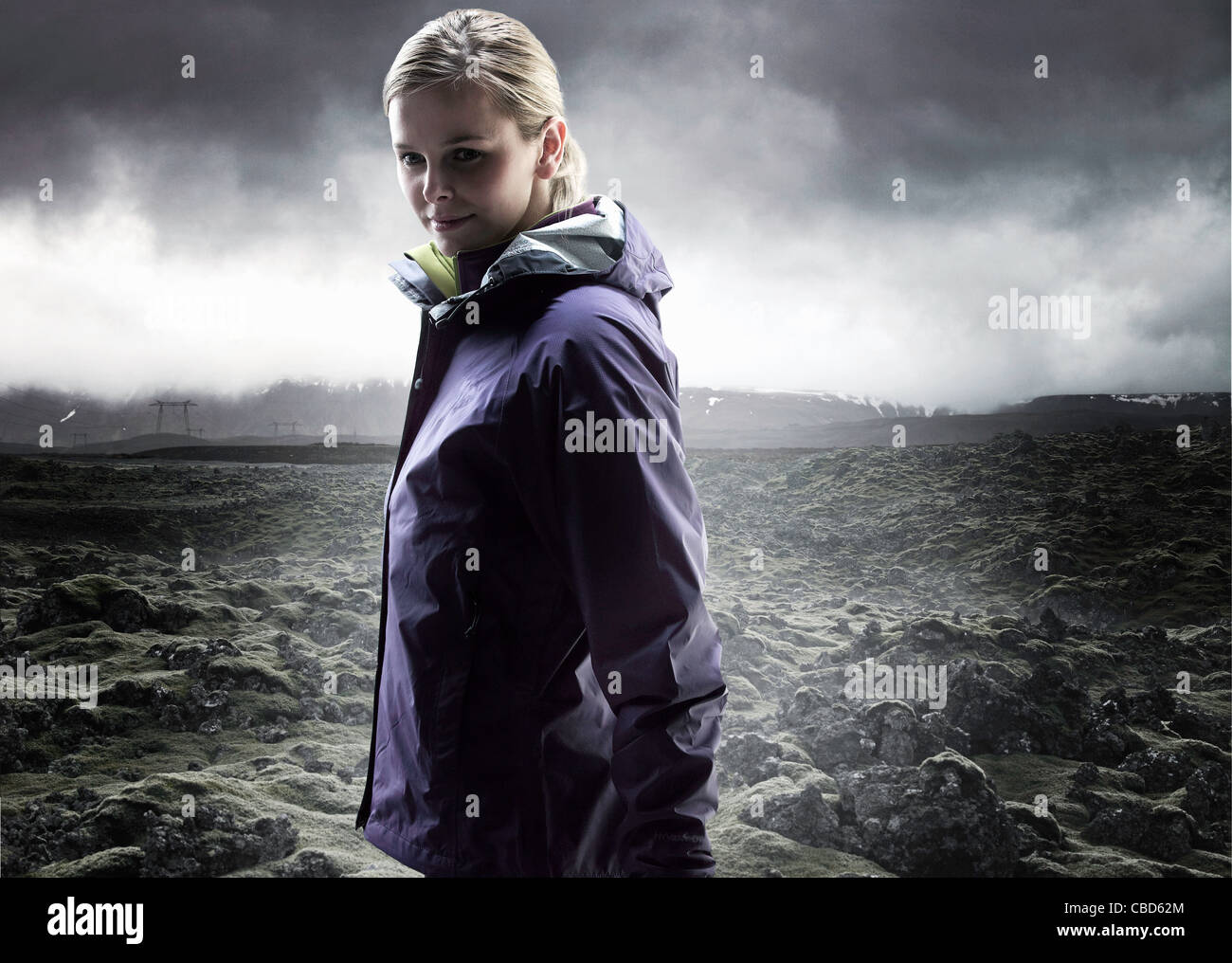 Femme marche dans un paysage rocheux Banque D'Images