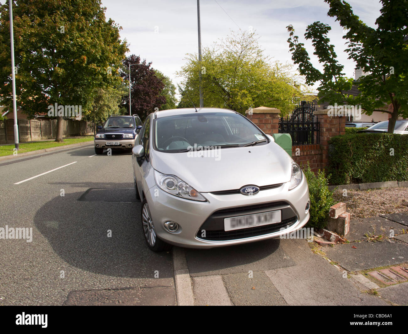 Mauvaise conduite, trouble de parking, voiture garée à l'angle de la chaussée de bloquer complètement Banque D'Images