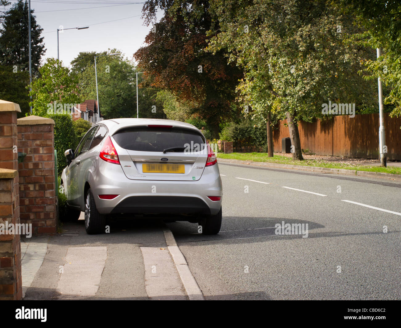 Mauvaise conduite, trouble de parking, voiture garée à l'angle de la chaussée de bloquer complètement Banque D'Images