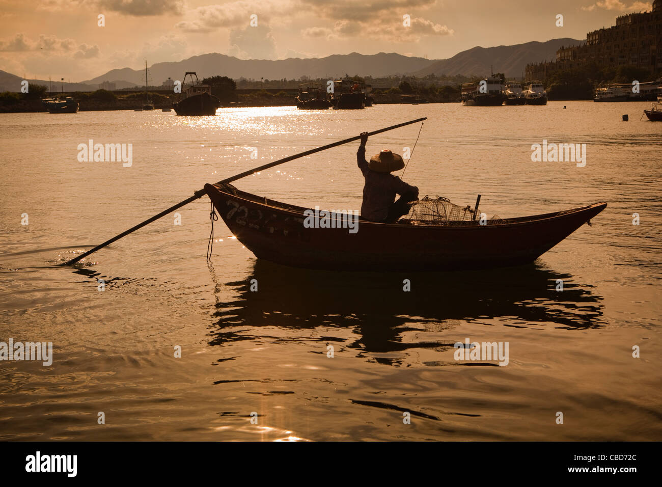 Vieille Femme en bateau de pêche traditionnel, Sau Mun Tsai Village de pêcheurs, Hong Kong, Chine Banque D'Images