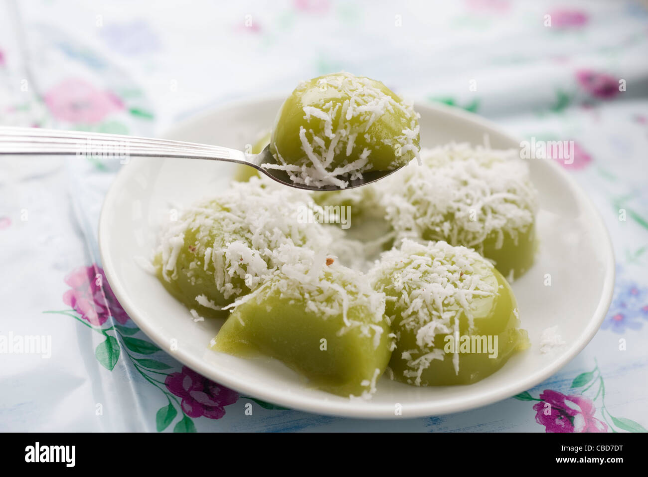 Gâteaux de riz parfumé au pandan (kuih kosui) avec de la noix de coco râpée Banque D'Images