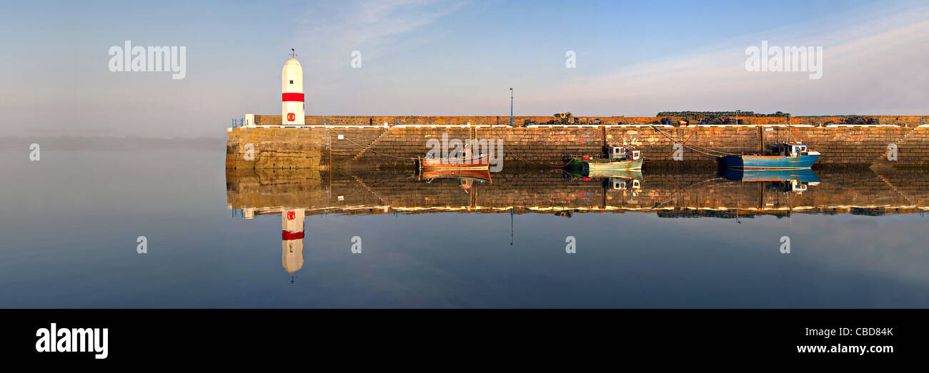 Panorama du Phare, Port, bateaux sur la mer et de l'eau Reflet dans Port st. Marie sur l'île de Man Banque D'Images