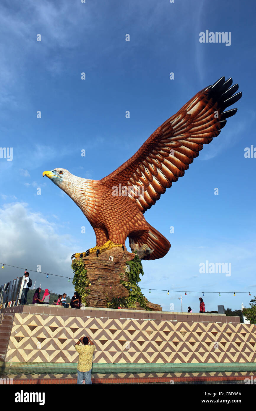 Eagle Square et la sculpture géante d'un front de mer aigle sur Langkawi. Langkawi, Kedah, Malaisie, Asie du Sud-Est, Asie Banque D'Images