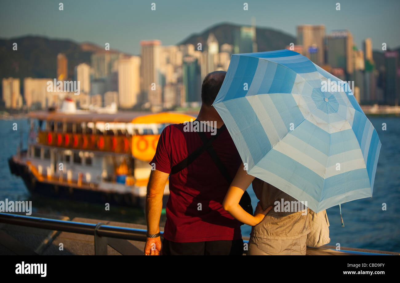 Les touristes, Tsim Sha Tsui, vue sur le Port Victoria. Banque D'Images