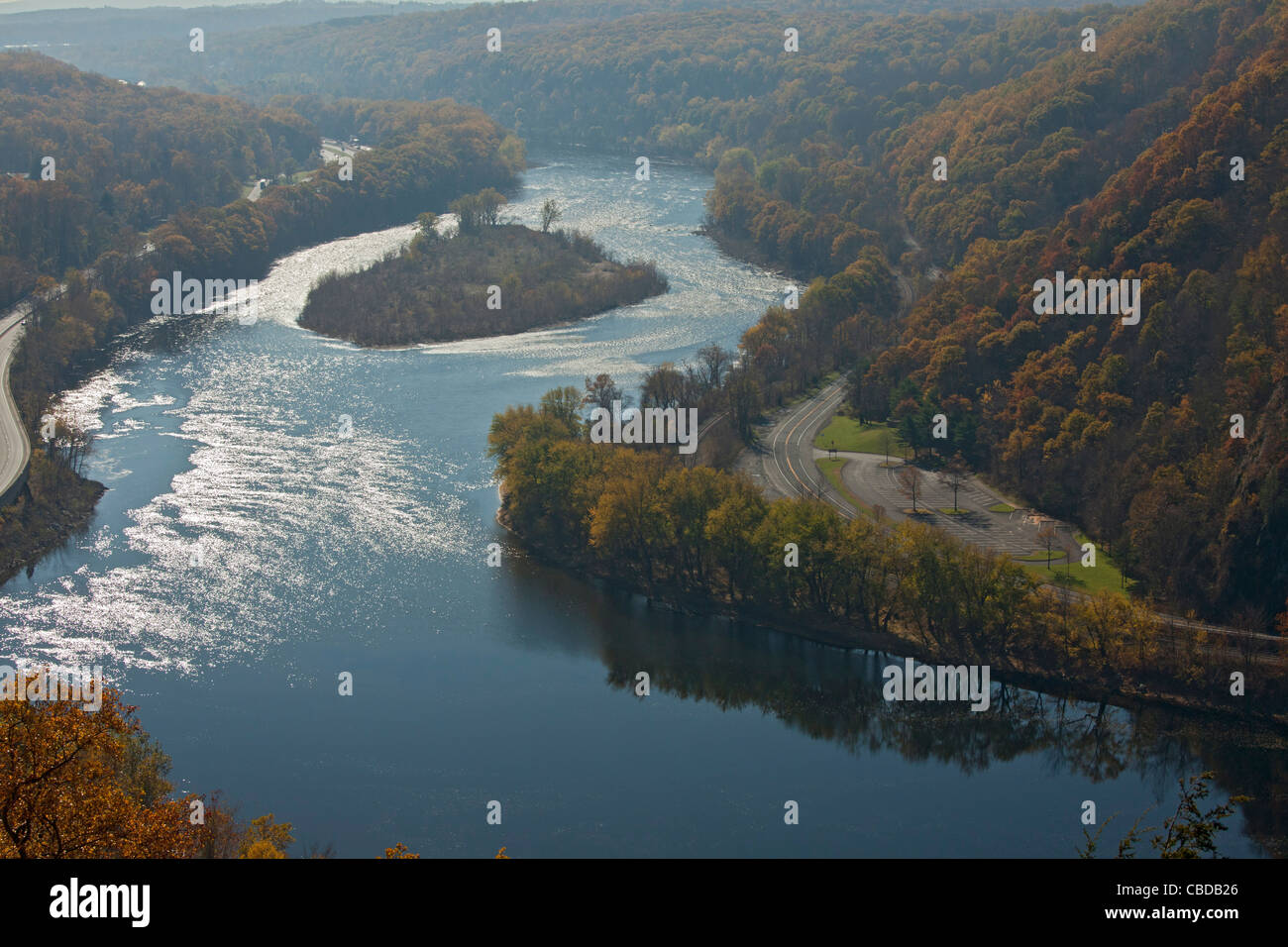 Passant par le fleuve Delaware Delaware Water Gap ; Nouveau Jersey-Pennsylvania frontière. USA Banque D'Images