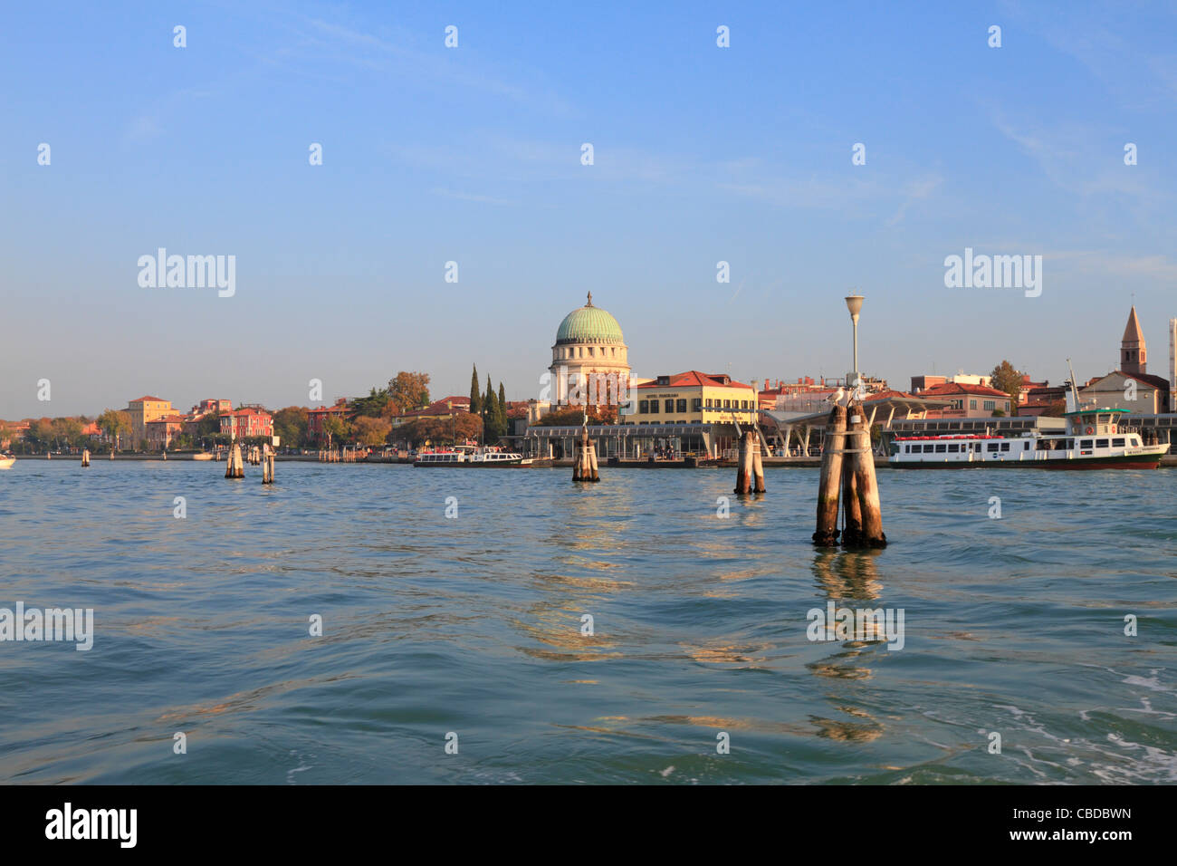 La station de vaporetto ACTV vaporetto Lido, l'hôtel Panorama et Église Santa Maria Elisabetta, Venise, Italie, Europe. Banque D'Images