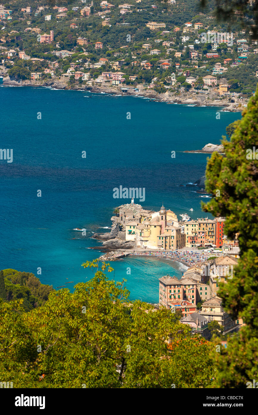 Photo:avec l'église Santa Maria Assunta et Castello della Dragonara, Riviera di Levante, Province de Gênes, ligurie, italie Banque D'Images